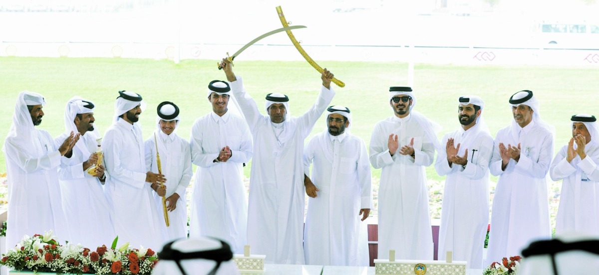 وزير الداخلية يتوج الفائزين بمهرجان الهجن الأغلى.. "الهابة" تبقي السيف الذهبي بالشحانية بعد ملحمة تاريخية وزير الداخلية يتوج الفائزين بمهرجان الهجن الأغلى.. "الهابة" تبقي السيف الذهبي بالشحانية بعد ملحمة تاريخية