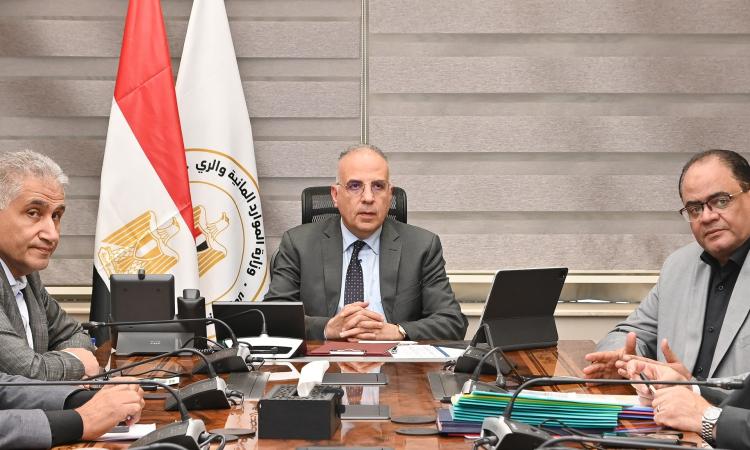 وزير الري يوجه بتوفير كافة الإحتياجات المائية خلال الموسم الصيفى وزير الري يوجه بتوفير كافة الإحتياجات المائية خلال الموسم الصيفى