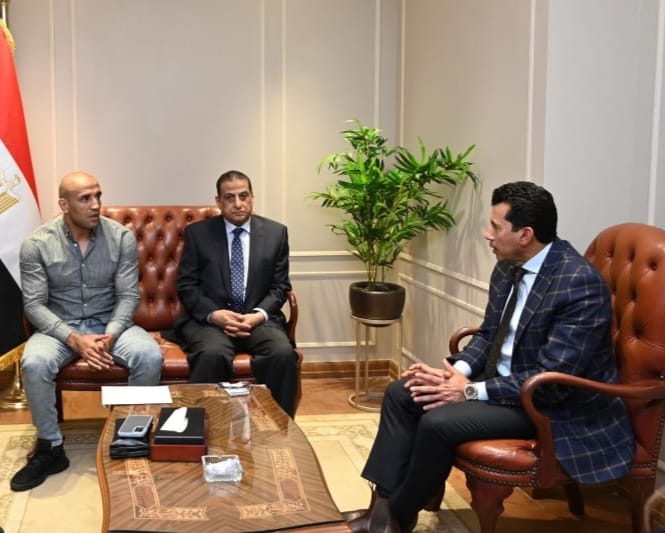 وزير الرياضة يلتقي رئيس اتحاد الملاكمة واللاعب عبد الرحمن عرابي لدراسة دعم الأبطال وزير الرياضة يلتقي رئيس اتحاد الملاكمة واللاعب عبد الرحمن عرابي لدراسة دعم الأبطال