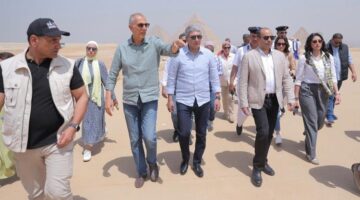وزير السياحة والآثار يتفقد تدفق حركة الزيارة بمنطقة الاهرامات