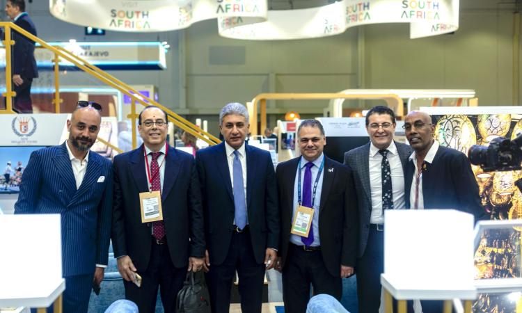 وزير السياحة والآثار يلتقي العارضين المشاركين بمعرض سوق السفر العربي وزير السياحة والآثار يلتقي العارضين المشاركين بمعرض سوق السفر العربي