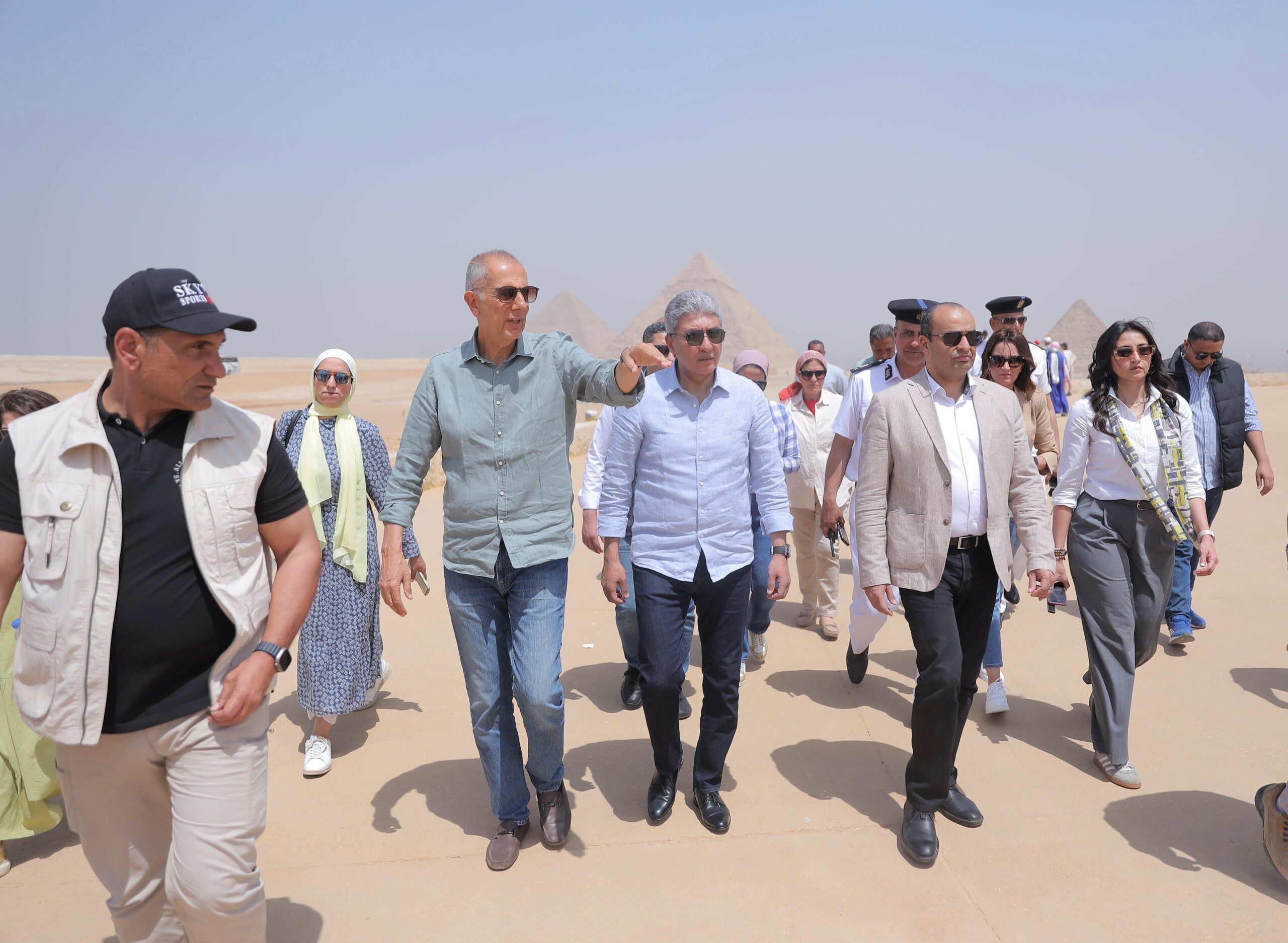 وزير السياحة يتابع التشغيل التجريبي للأهرامات