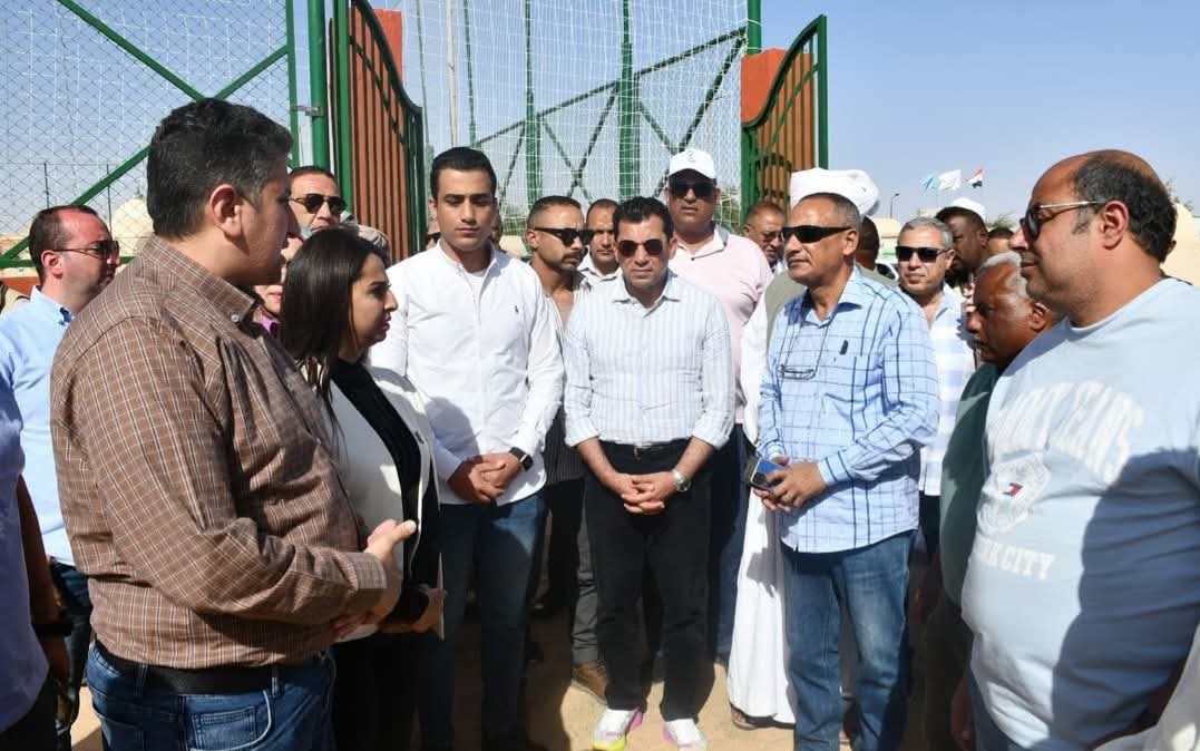 وزير الشباب والرياضة يفتتح الملعب الخماسي بمركز شباب حلايب ويوجه بتطوير المبني الإداري وإنشاء ملعب متعدد وزير الشباب والرياضة يفتتح الملعب الخماسي بمركز شباب حلايب ويوجه بتطوير المبني الإداري وإنشاء ملعب متعدد