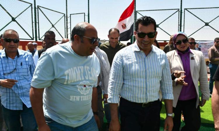 وزير الشباب يفتتح الملعب الخماسي بمركز شباب حلايب ويوجه بإنشاء ملعب متعدد وزير الشباب يفتتح الملعب الخماسي بمركز شباب حلايب ويوجه بإنشاء ملعب متعدد