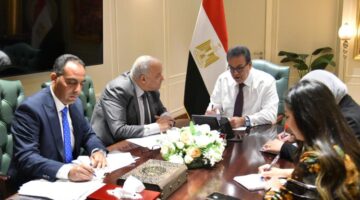 وزير الصحة يبحث سبل دعم الأطباء وتطوير برامج التدريب وبيئة العمل