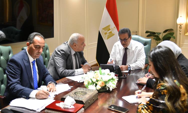 وزير الصحة يبحث سبل دعم الأطباء وتطوير برامج التدريب وبيئة العمل وزير الصحة يبحث سبل دعم الأطباء وتطوير برامج التدريب وبيئة العمل