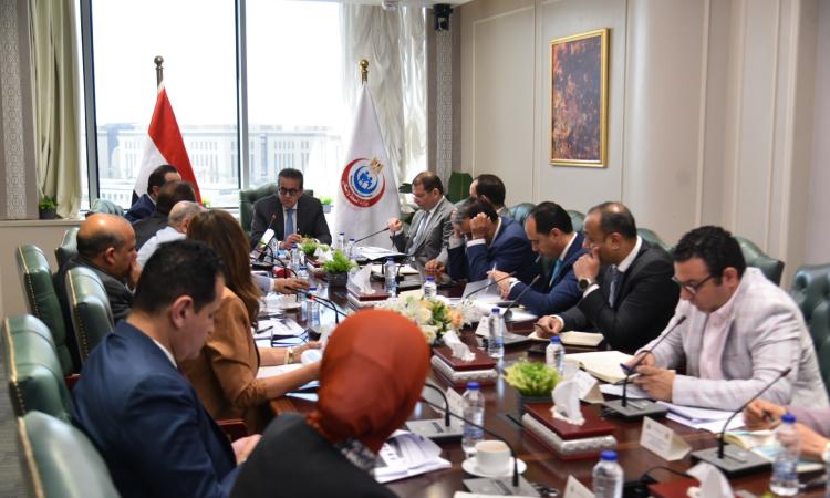 وزير الصحة يناقش خطة التطبيق التدريجي للتأمين الصحي الشامل بمحافظات الجمهور وزير الصحة يناقش خطة التطبيق التدريجي للتأمين الصحي الشامل بمحافظات الجمهور