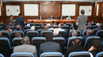 وزير الصناعة والنقل يبحث مع محافظى ومستثمري الأقصر وأسوان  تحديات المناطق الصناعية بالمحافظتين لحلها