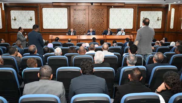 وزير الصناعة والنقل يبحث مع محافظى ومستثمري الأقصر وأسوان تحديات المناطق الصناعية بالمحافظتين لحلها وزير الصناعة والنقل يبحث مع محافظى ومستثمري الأقصر وأسوان تحديات المناطق الصناعية بالمحافظتين لحلها