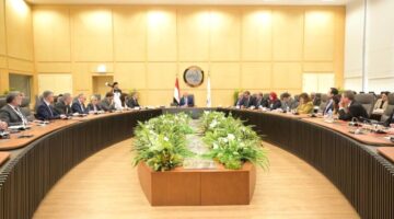 وزير الصناعة والنقل يبحث مع ممثلي 29 شركة ومؤسسة فرنسية فرص الاستثمار