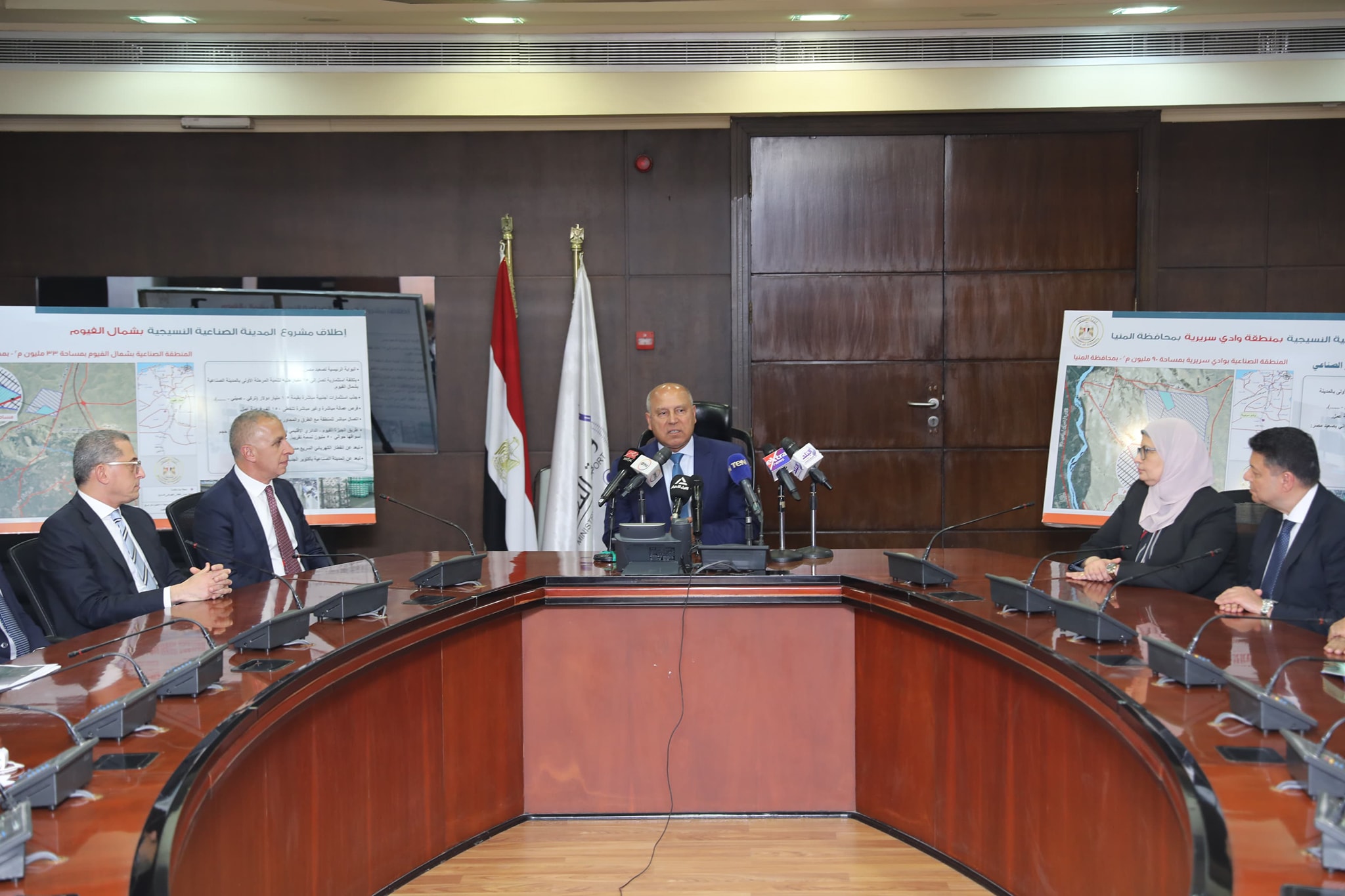 وزير الصناعة يعلن إطلاق مدينتين نسيجيتين بالمنيا والفيوم وزير الصناعة يعلن إطلاق مدينتين نسيجيتين بالمنيا والفيوم