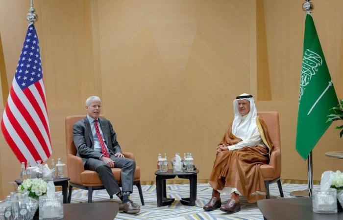 وزير الطاقة السعودي ونظيره الأمريكي يبحثان التعاون في بحوث الطاقة وزير الطاقة السعودي ونظيره الأمريكي يبحثان التعاون في بحوث الطاقة