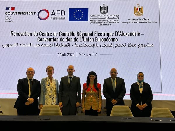 وزير الكهرباء يشهد توقيع عدد من الاتفاقيات مع الجانب الفرنسي بمجالات الطاقة المتجددة وزير الكهرباء يشهد توقيع عدد من الاتفاقيات مع الجانب الفرنسي بمجالات الطاقة المتجددة
