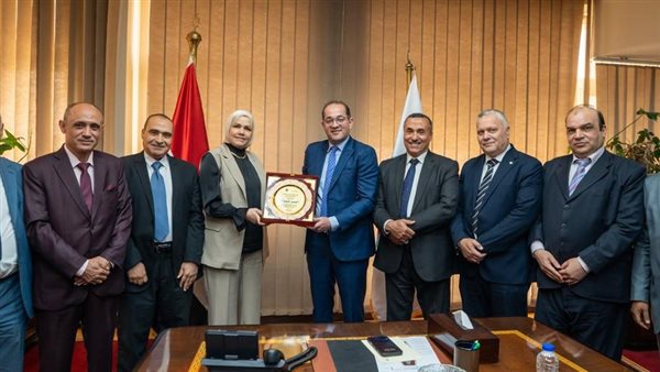 وزير المالية للمكرمين: «ربنا يجبر بخاطركم مثلما جبرتم بخاطر شركائنا الممولين» وزير المالية للمكرمين: «ربنا يجبر بخاطركم مثلما جبرتم بخاطر شركائنا الممولين»