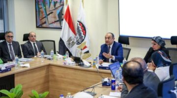 وزير قطاع الأعمال يتابع مستجدات العمل في مشروعات شركات "القابضة للتشييد"