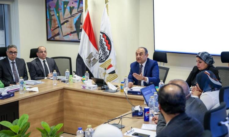وزير قطاع الأعمال يتابع مستجدات العمل في مشروعات شركات "القابضة للتشييد"
