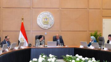 وزيرا الكهرباء والبيئة يبحثان سبل التعاون في قضايا البيئة والطاقات المتجددة