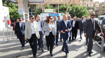 وزيرة التنمية المحلية ومحافظ القاهرة يتفقدان مواقف سيارات ومحطات وقود