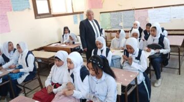 «وكيل التعليم» يجرى جولة ميدانية لمتابعة العملية التعليمية بالأقصر (صور)