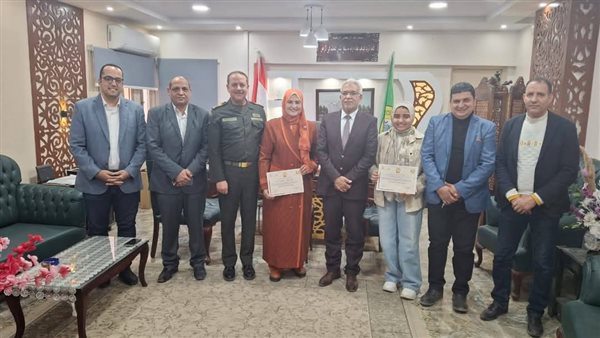 وكيل تعليم الإسماعيلية يكرم الطالبة “ريتال” لفوزها بالمركز الأول فى مسابقة الإلقاء وكيل تعليم الإسماعيلية يكرم الطالبة “ريتال” لفوزها بالمركز الأول فى مسابقة الإلقاء