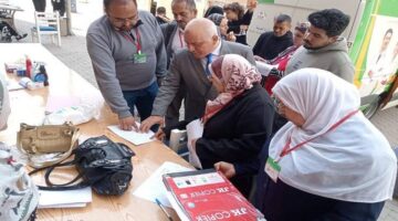 وكيل صحة القليوبية يتفقد القافلة الطبية للكشف عن الإخوة الفلسطينيين بالعبور