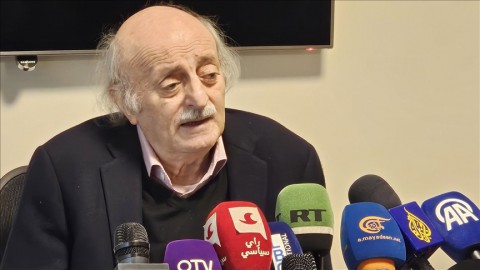 وليد جنبلاط يحذر من أن تجرّ إسرائيل دروز سوريا الى “حرب لن تنتهي” ضد المسلمين عبر تدخلها ضد السلطات في الاشتباكات قرب دمشق وليد جنبلاط يحذر من أن تجرّ إسرائيل دروز سوريا الى “حرب لن تنتهي” ضد المسلمين عبر تدخلها ضد السلطات في الاشتباكات قرب دمشق