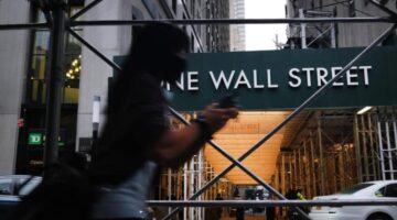 بعد تخفيض التصنيف الائتماني، العقود الآجلة للأسهم الأمريكية تتوسع في خسائرها وداو جونز يتراجع 372 نقطة