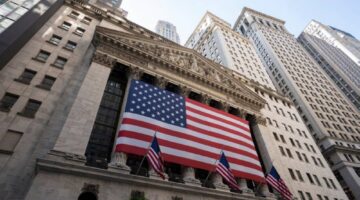 وول ستريت تفتتح على تباين وسط أرباح قوية وغموض تجاري