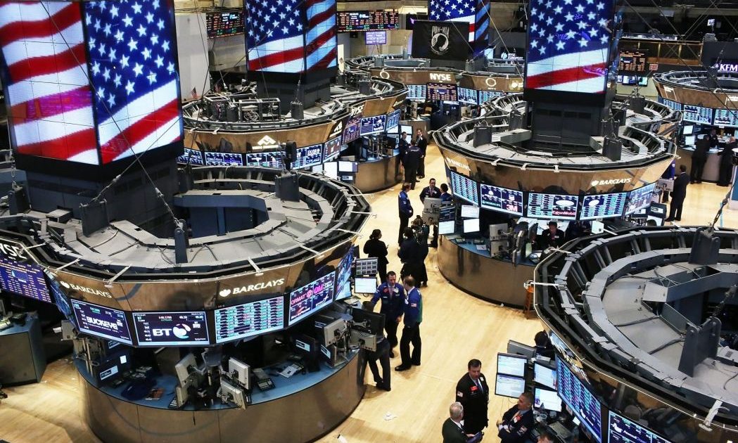 ارتفاع مؤشرات وول ستريت قبيل إعلان اتفاق تجاري بين أمريكا وبريطانيا ارتفاع مؤشرات وول ستريت قبيل إعلان اتفاق تجاري بين أمريكا وبريطانيا