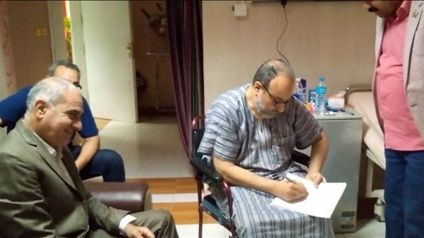 يباشر عمله من غرفة الإفاقة.. تحسن الحالة الصحية لمدير مستشفيات جامعة أسوان يباشر عمله من غرفة الإفاقة.. تحسن الحالة الصحية لمدير مستشفيات جامعة أسوان