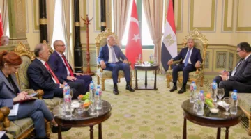 وزير السياحة يبحث مع وزير الثقافة والسياحة التركي تعزيز التعاون المشترك بين البلدين في مجال السياحة والآثار