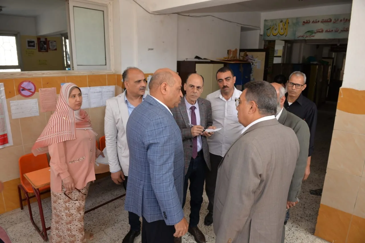 محافظ الدقهلية يزور لجان امتحانات نهاية السنة الدراسية للمرحلة الإعدادية في عدد من مدارس المحافظة محافظ الدقهلية يزور لجان امتحانات نهاية السنة الدراسية للمرحلة الإعدادية في عدد من مدارس المحافظة