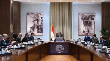 رئيس الوزراء يشرف على جهود الحكومة لتحويل السيارات للاعتماد على الغاز الطبيعي