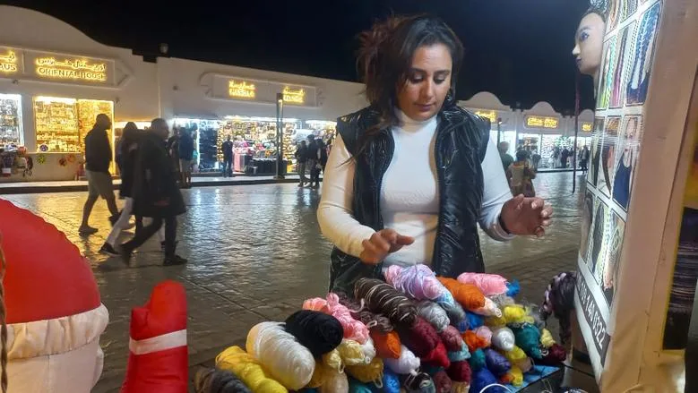 أطفال وشباب.. إقبال السائحين على تسريحة «الراستا» بشرم الشيخ أطفال وشباب.. إقبال السائحين على تسريحة «الراستا» بشرم الشيخ