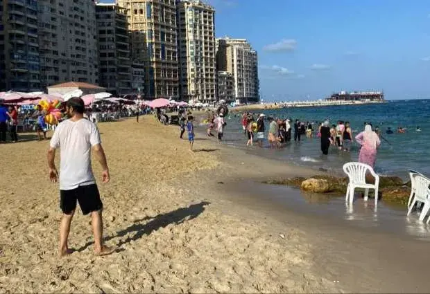 برغم رحلات اليوم الواحد.. إقبال متوسط على شواطئ الاسكندرية برغم رحلات اليوم الواحد.. إقبال متوسط على شواطئ الاسكندرية