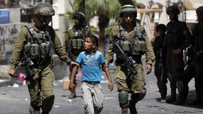 قوات الاحتلال تعتقل ثلاثة أطفال فلسطينيين يبلغون من العمر 10 سنوات في شمال الضفة الغربية