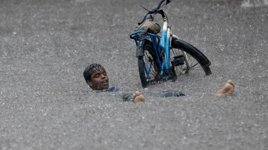 14 قتيلاً على الأقل جراء أمطار غزيرة في ولاية غوجارات الهندية 14 قتيلاً على الأقل جراء أمطار غزيرة في ولاية غوجارات الهندية