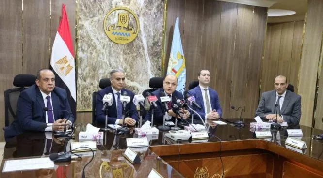 محافظ كفرالشيخ ورئيس جهاز حماية المستهلك يعقدان لقاء مع الغرفة التجارية لضبط الأسواق محافظ كفرالشيخ ورئيس جهاز حماية المستهلك يعقدان لقاء مع الغرفة التجارية لضبط الأسواق