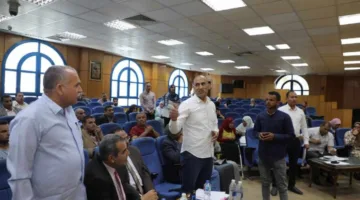محافظ المنيا يناقش ملفات التعليم والصحة والطرق.. ويوجه بتقديم المساعدات اللازمة للمواطنين