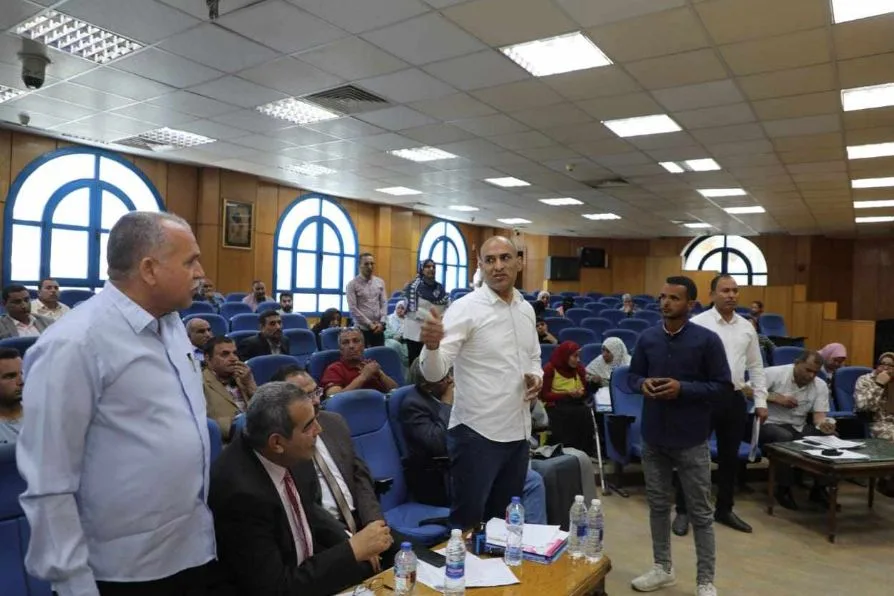 محافظ المنيا يناقش ملفات التعليم والصحة والطرق.. ويوجه بتقديم المساعدات اللازمة للمواطنين محافظ المنيا يناقش ملفات التعليم والصحة والطرق.. ويوجه بتقديم المساعدات اللازمة للمواطنين
