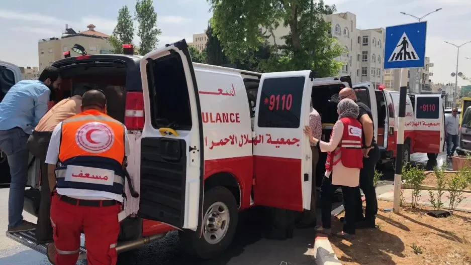 الهلال الأحمر ينجح في إخلاء 3 مرضى من مستشفى العودة المحاصر وسط ظروف احتجاز.. وإطلاق نار بجوار سيارات الإسعاف.