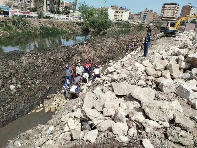 محافظ الغربية يراقب تحسين كورنيش ترعة الساحل في سمنود لتحويله إلى مساحة حضارية بارزة. محافظ الغربية يراقب تحسين كورنيش ترعة الساحل في سمنود لتحويله إلى مساحة حضارية بارزة.