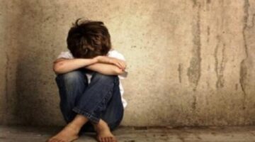 والدة ضحية واقعة دمنهور: ياسين نام أثناء الجلسة وكان مرعوبًا من الزحام