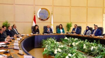 كامل الوزير يستعرض الموقف التنفيذي لمشروعات برنامج التنمية المحلية بصعيد مصر