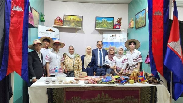 سفير كمبوديا يتفقد معرض “ديارنا زهور الربيع” بحضور أفراد جالية المملكة بمصر سفير كمبوديا يتفقد معرض “ديارنا زهور الربيع” بحضور أفراد جالية المملكة بمصر
