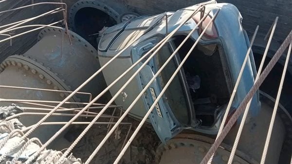 سقوط سيارة ملاكي في بيارة خط مياه تحت الإنشاء بالمنوفية | صور سقوط سيارة ملاكي في بيارة خط مياه تحت الإنشاء بالمنوفية | صور