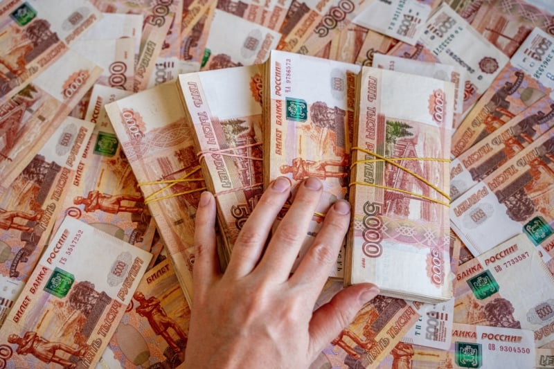 البنك المركزي الروسي يخفض أسعار العملات الرئيسة أمام الروبل البنك المركزي الروسي يخفض أسعار العملات الرئيسة أمام الروبل