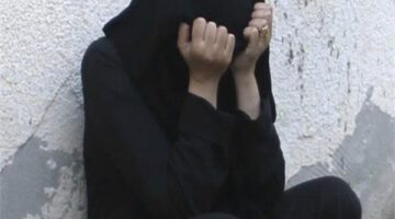 القبض على المتهمة بسرقة بطاقات الائتمان من المواطنين في السلام