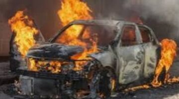 بسبب خلافات بينهما.. عامل يشعل النار في سيارة مقاول بالشروق