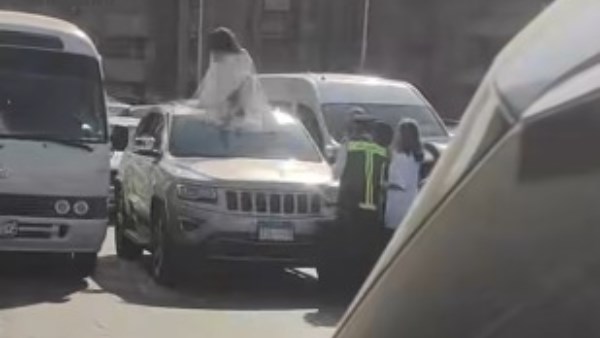 فتاة تقوم بحركات استعراضية أعلى كوبري أكتوبر.. ما عقوبة تعطيل المرور؟ فتاة تقوم بحركات استعراضية أعلى كوبري أكتوبر.. ما عقوبة تعطيل المرور؟